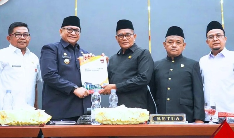 Ketua DPRD Padang Syafrial Kani serahkan persetujuan DPRD terhadap KUA PPAS 2025 kepada Pj Walikota Padang Andree Algamar.